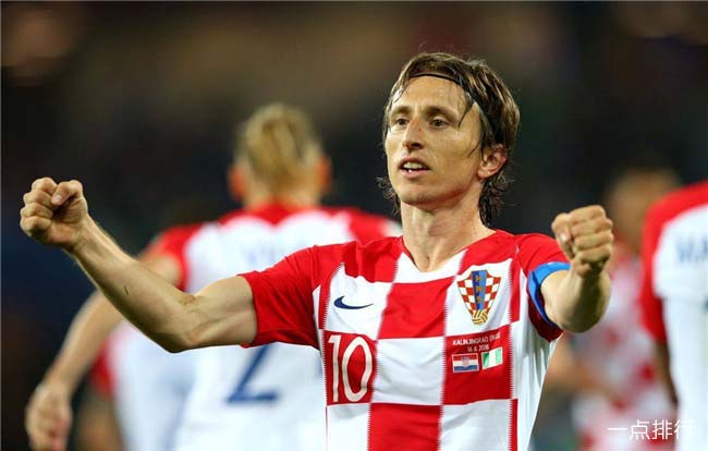 紧跟时事，韩国艺人在热刺vs纽卡看台模仿酷玩乐队观众出轨