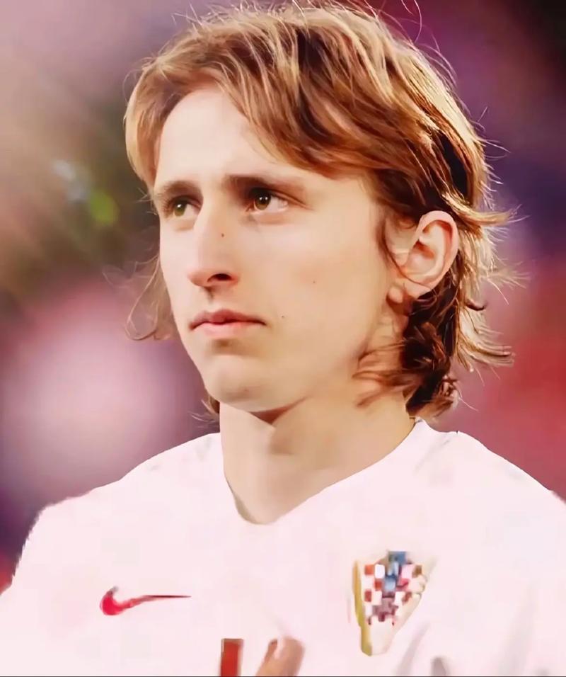 萨拉赫骂街利物浦，曼联传奇鲁尼表示，他和穆帅的处理方式更好