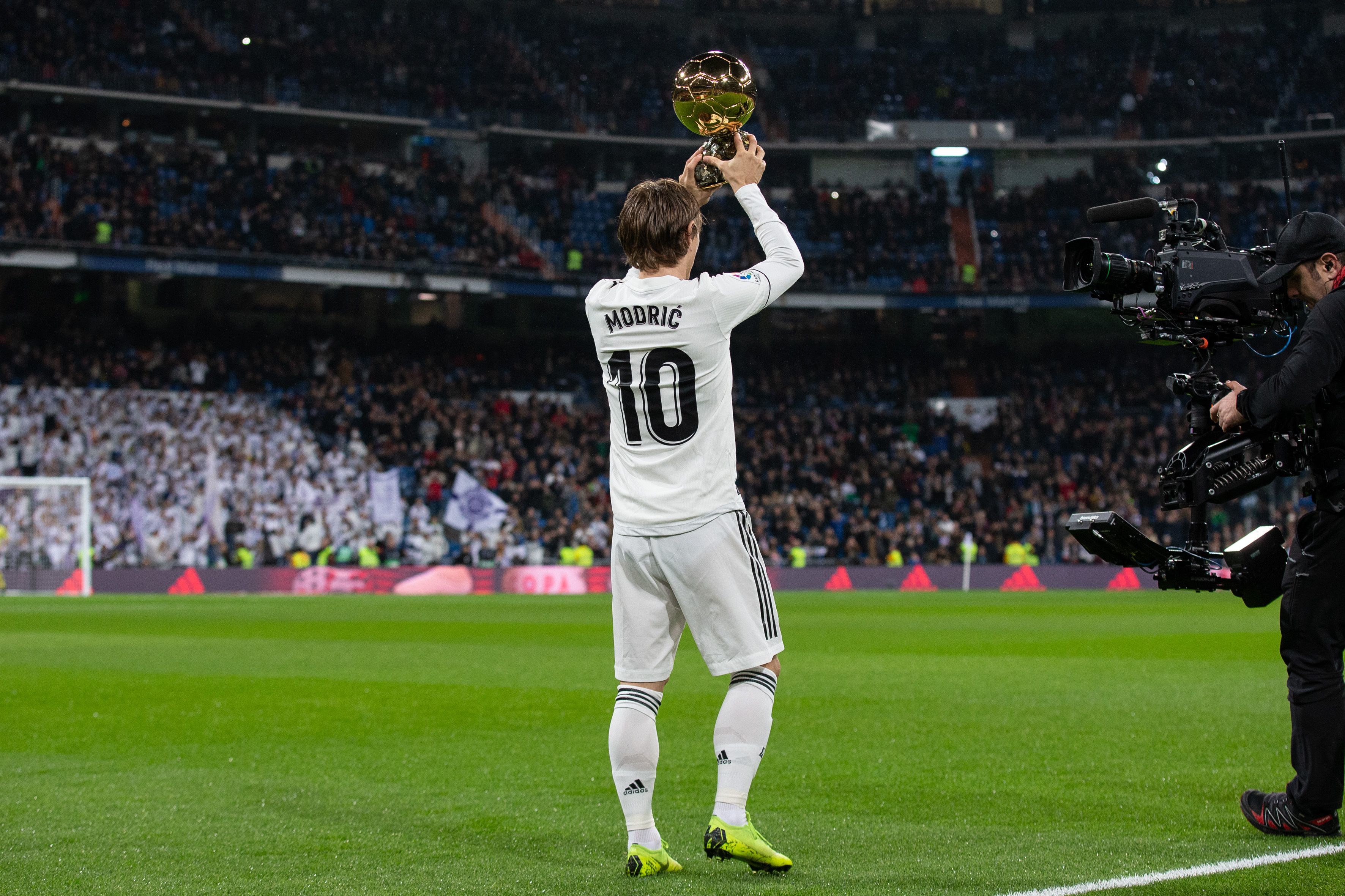 孙兴慜热刺告别战被换下场的时刻