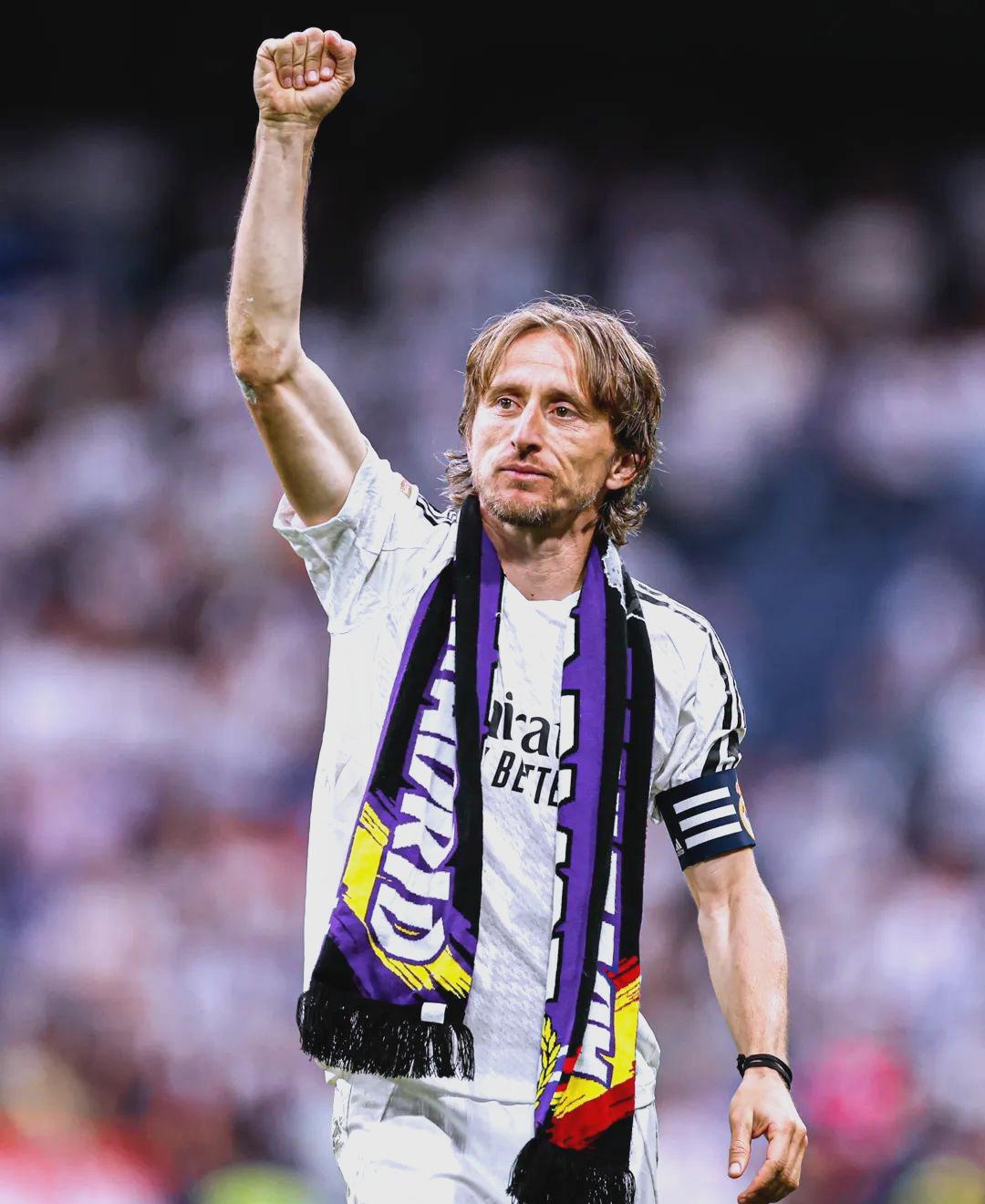 埃泽英格兰队生涯前3进球均为替补打进，为凯恩后第二人