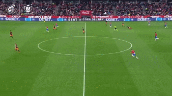 詹姆斯背身单打得分，引领球队节奏